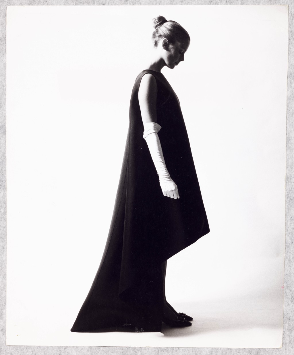 塞西爾.比頓 《巴黎世家長裙》 1967 年 法國國家圖書館,巴黎 Cecil Beaton Archive © Condé Nast