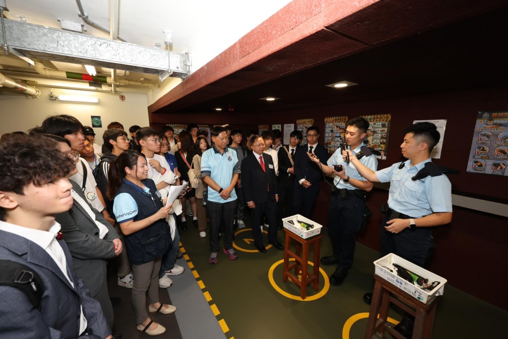 參加者近距離接觸警隊不同單位的裝備。 參加者近距離接觸警隊不同單位的裝備。