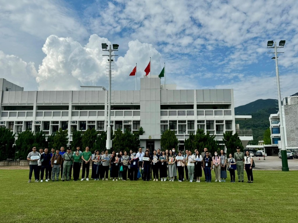 「法治教育領袖培訓計劃 」進階學員到香港海關學院參觀。