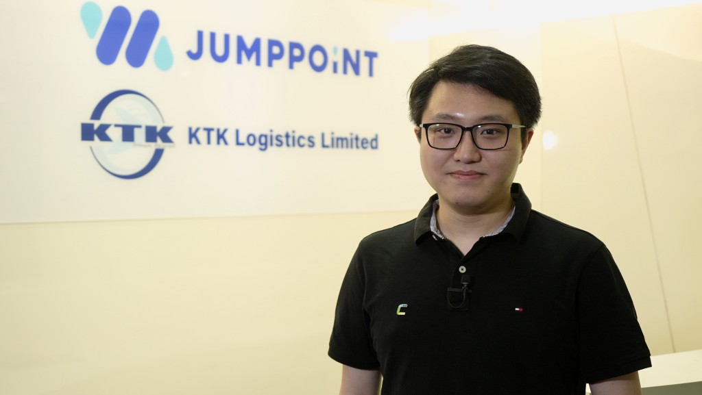 Jumppoint創辦人及首席執行官何朗㬢介紹AI如何提升物流效率，實現香港至東南亞快速門到門服務，為中小企業創造商機。