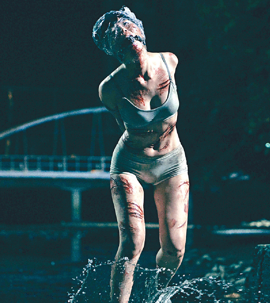 ■阿Sa要化毀容妝外，更要被保鮮紙笠頭，效果甚震撼。
