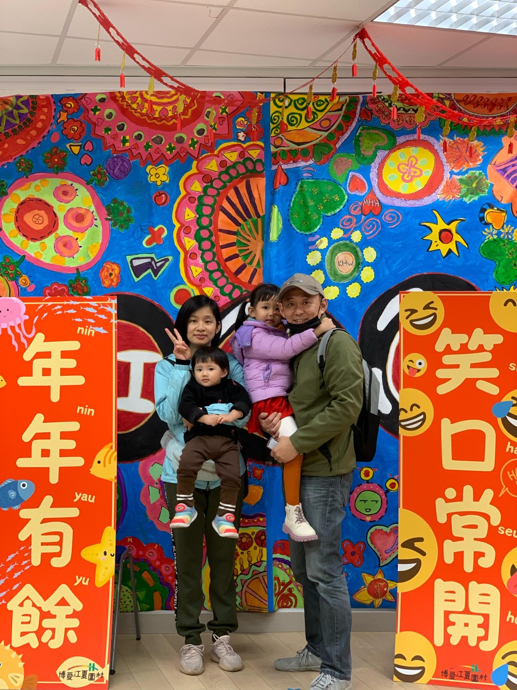 唐先生一家在江夏围村村内参与农历新年活动，乐也融融。唐先生提供