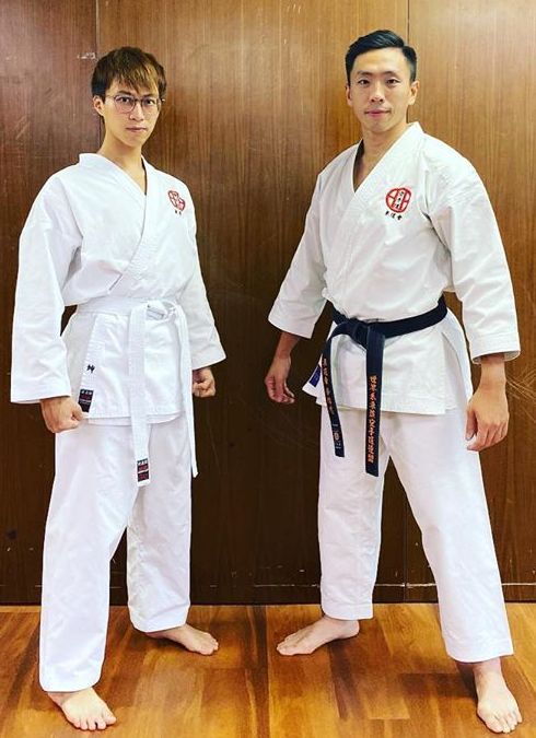 坤哥稱教練是「人間兇器」，自己則是「人間空氣」。