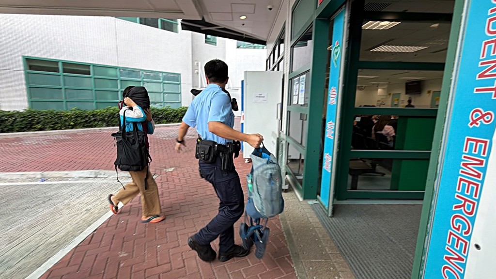警員陪同另一女子到醫院了解。劉漢權攝 警員陪同另一女子到醫院了解。劉漢權攝