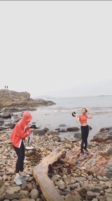 陈晓华仲帮朋友仔影相，港女真系好钟意打卡。