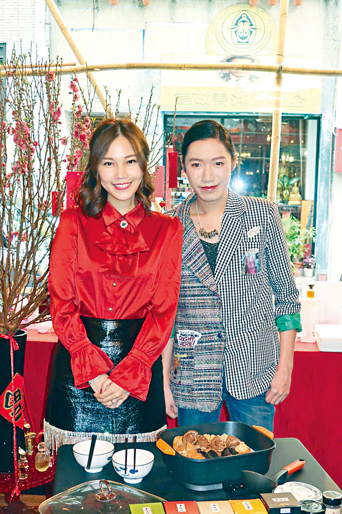 岑洁仪与许嘉浩齐直播，期间更露一手炮制美食。