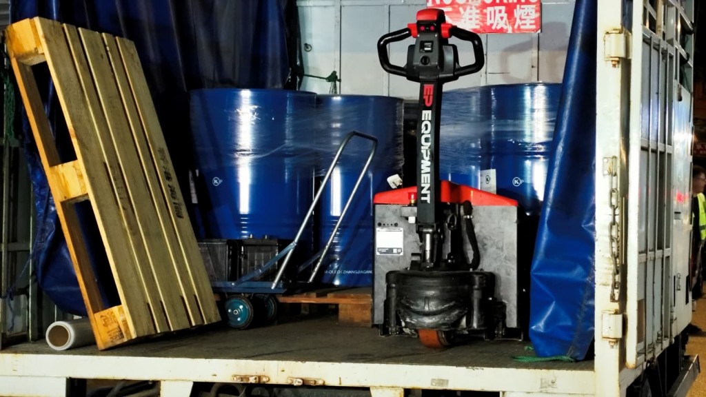 人員檢獲一批入油工具。 人員檢獲一批入油工具。