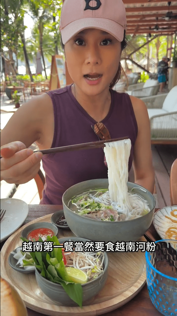 張嘉兒去食越南粉。
