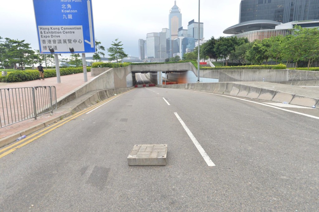 龍和道隧道東西行車線，一度被示威者拉出幾重水馬圍封。
