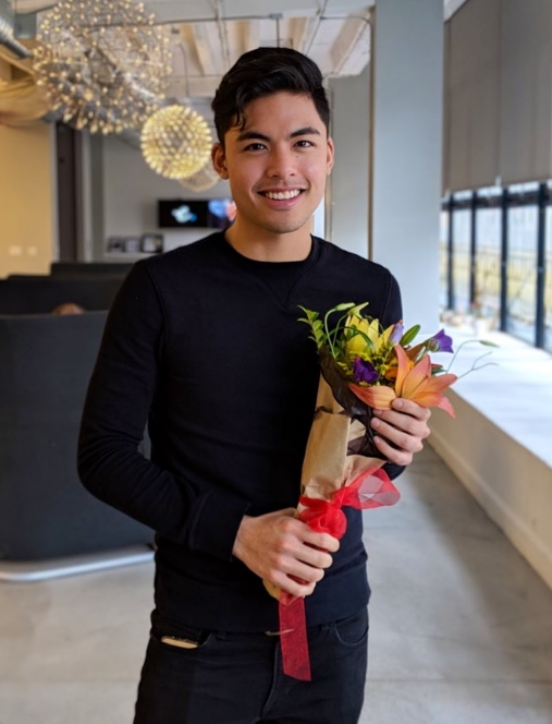 美國男愛收花。JonQuiQui Twitter圖片
