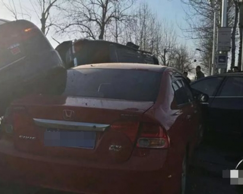 車輛撞過中心護欄駛入由北向南車道,並與由北向南行駛3輛車發生碰撞。 網上圖片