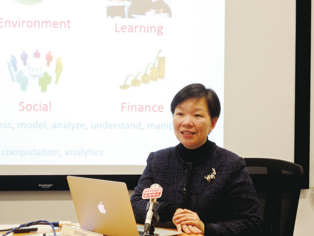 香港中文大學系統工程與工程管理系講座教授蒙美玲教授分享中大賽馬會「智」為未來計劃當中,以AI科技應用的「中大iCar」。 香港中文大學系統工程與工程管理系講座教授蒙美玲教授分享中大賽馬會「智」為未來計劃當中,以AI科技應用的「中大iCar」。