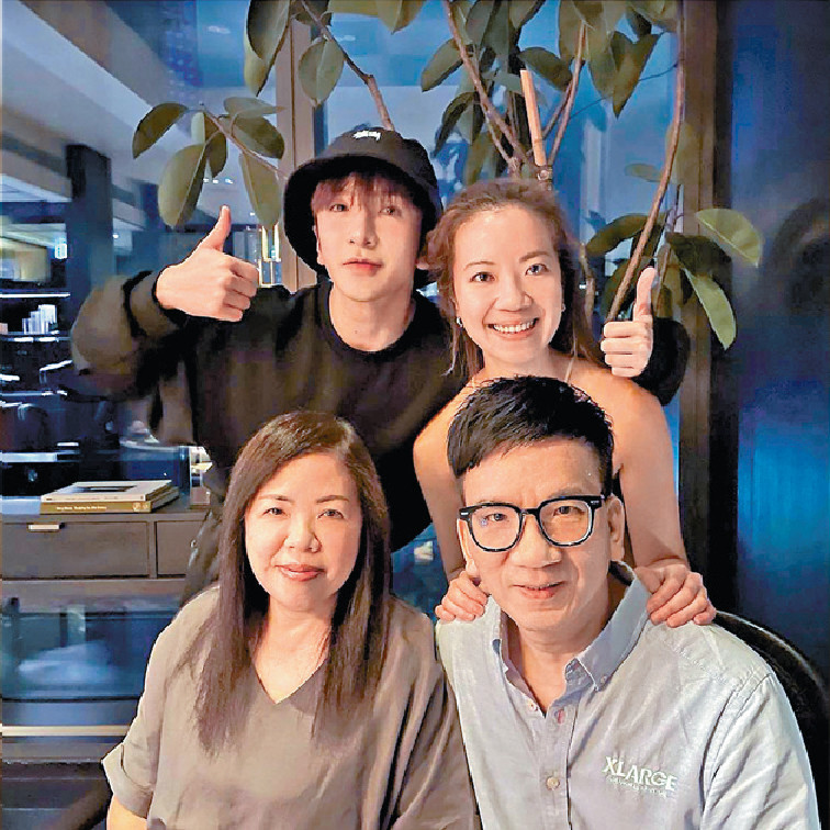 ■Anson Lo與家人食飯補祝生日。