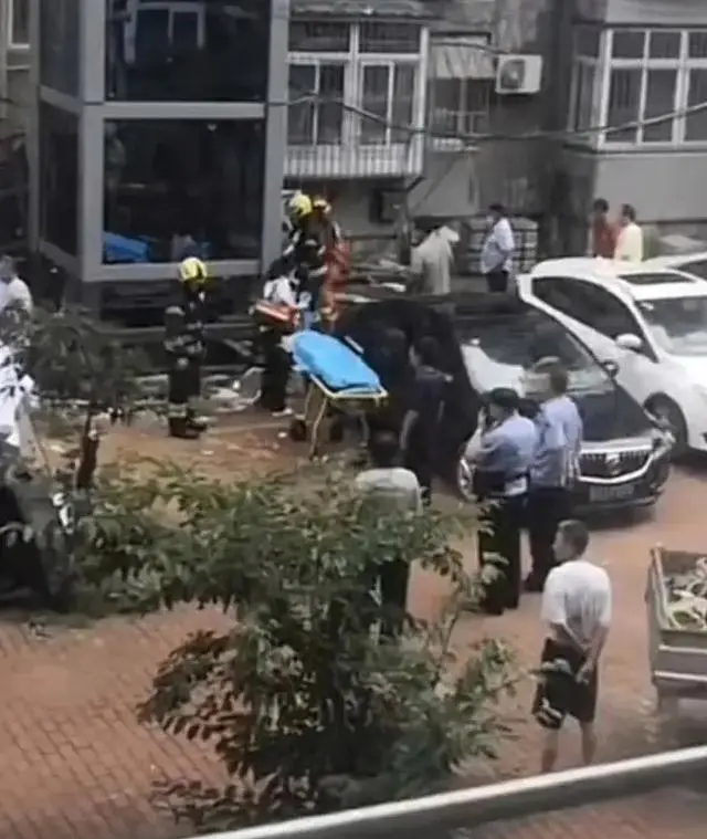 救護人員抬出死傷者。(互聯網)