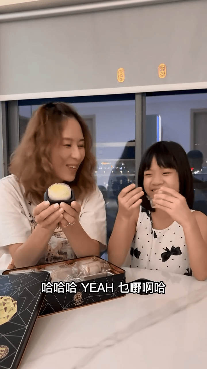 鄺文珣與女兒Chesney在鏡頭前開懷大笑,母女互動溫馨有趣。 鄺文珣與女兒Chesney在鏡頭前開懷大笑,母女互動溫馨有趣。