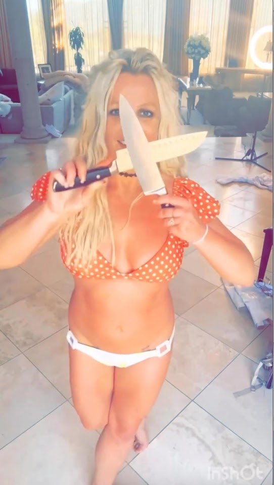 Britney胞妹指控姐姐曾持刀威脅她,《TMZ》始創人Harvey Levin亦曾指她睡覺時會在床下藏刀。 Britney胞妹指控姐姐曾持刀威脅她,《TMZ》始創人Harvey Levin亦曾指她睡覺時會在床下藏刀。