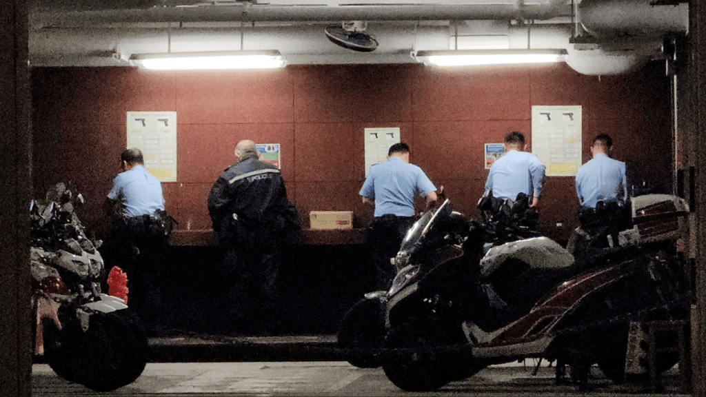 一名男警昨日在新界北總區總部上彈區為一支配槍上彈時,其配槍懷疑意外走火。黃文威攝