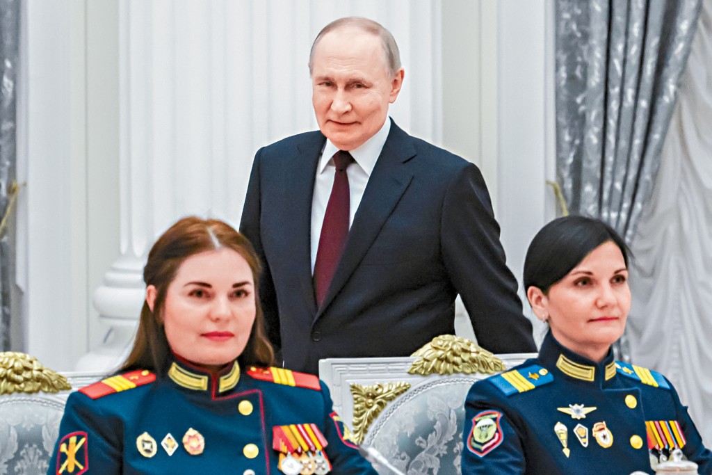 俄總統普京上周四在克里姆林宮會見來自各行業的女性代表。