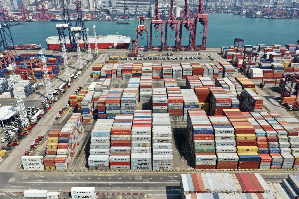 不少外地商品經香港轉運至內地，部分商人盼在港設公司。