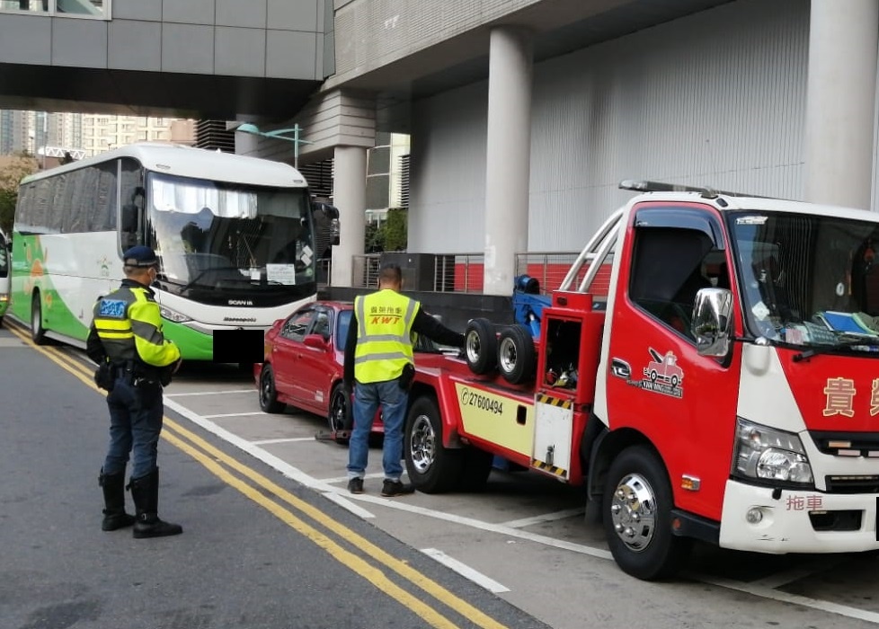 行動中警方拖走多輛涉嚴重路的車輛。圖:警方提供