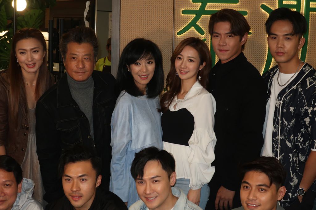 何依婷等出席《十月初五》大結局飯敍。