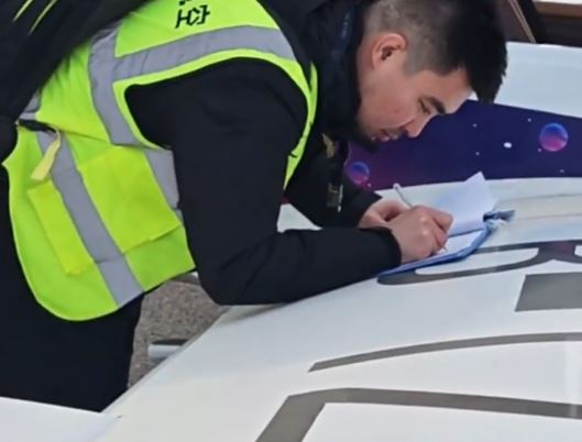 趙氏父子自駕飛機回老家過農曆新年。山東電視新聞