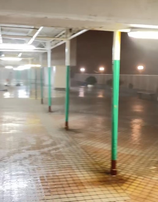 荃灣深夜暴雨情況。Threads截圖 荃灣深夜暴雨情況。Threads截圖