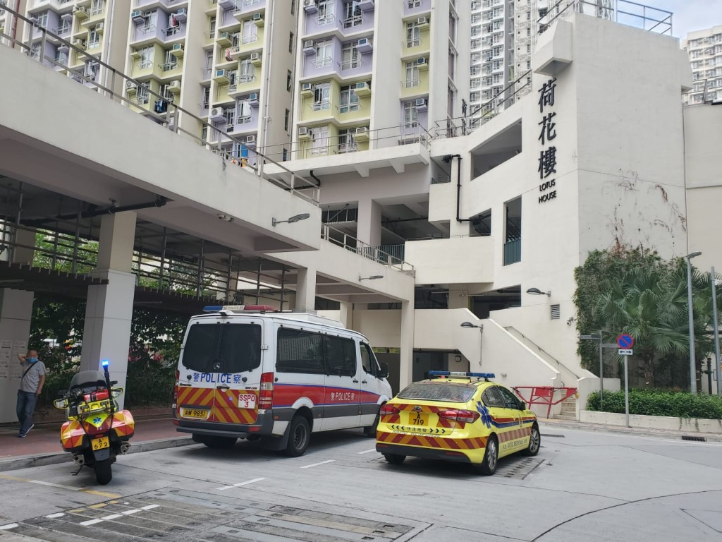 蘇屋邨一個單位傳出煤氣,屋內3人死亡。