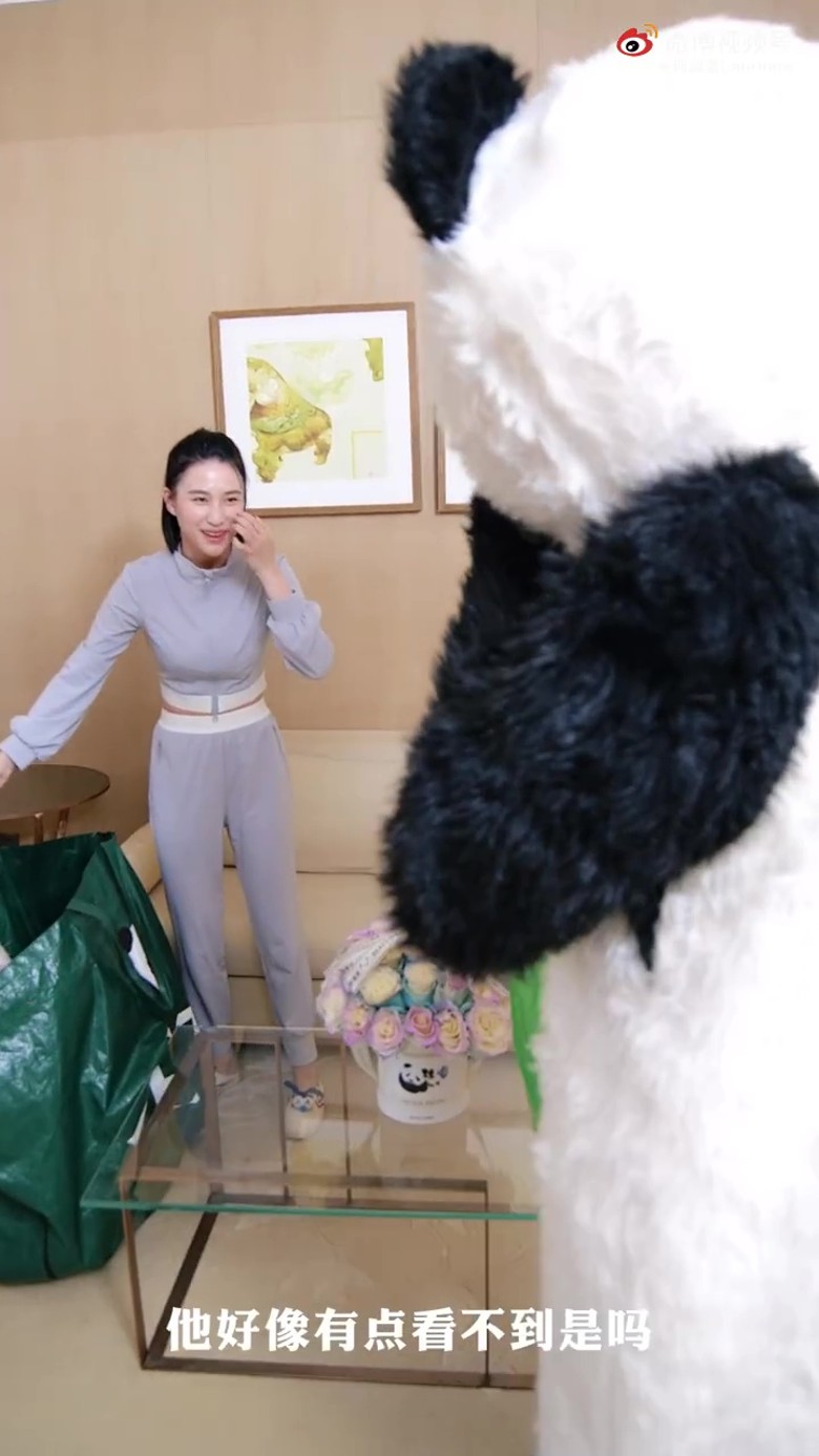 超蓮取笑熊貓人有點笨笨。