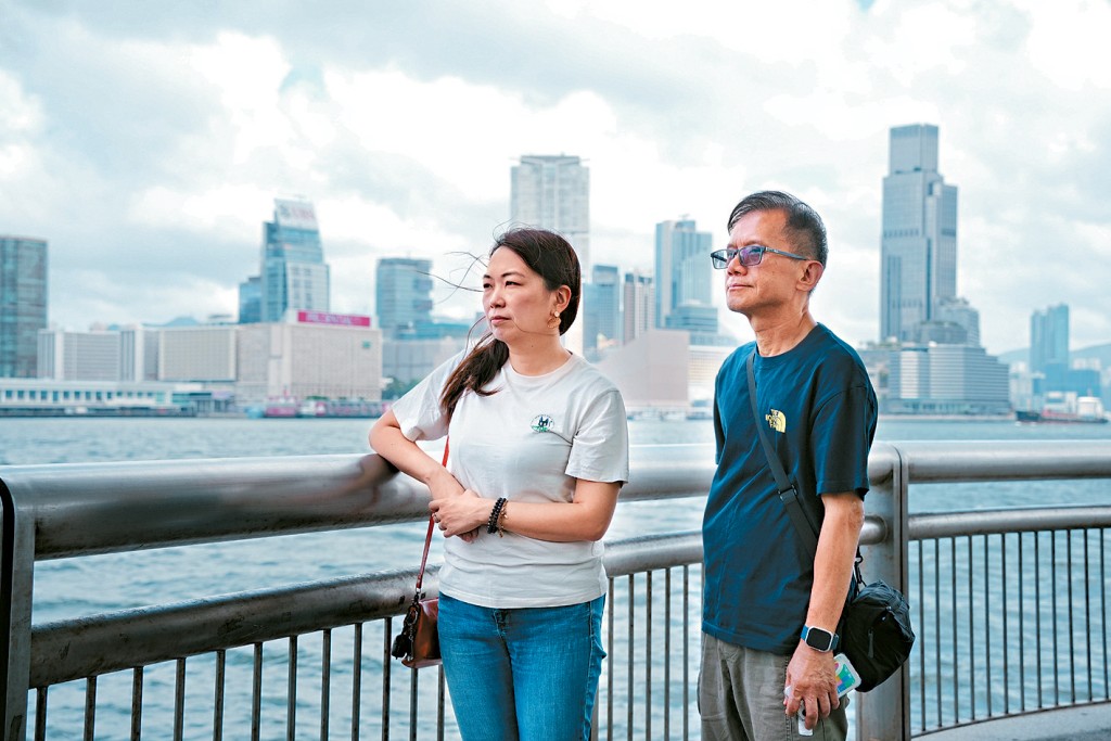 遇難者家屬梁淑玲（左）明言「我一直都知道係唔會有一個絕對嘅兇手」，趙炳全則稱「咁遲先開死因庭，對家屬好唔公道」。