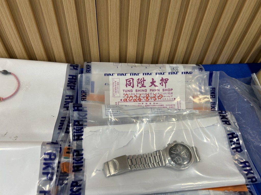 警方起回部份失物,包括現金、首飾珠寶,以及典當失物的當票。曾志恒攝 警方起回部份失物,包括現金、首飾珠寶,以及典當失物的當票。曾志恒攝