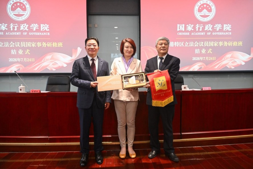 港澳辦副主任周霽出席結業式並頒授證書。李慧琼fb 港澳辦副主任周霽出席結業式並頒授證書。李慧琼fb