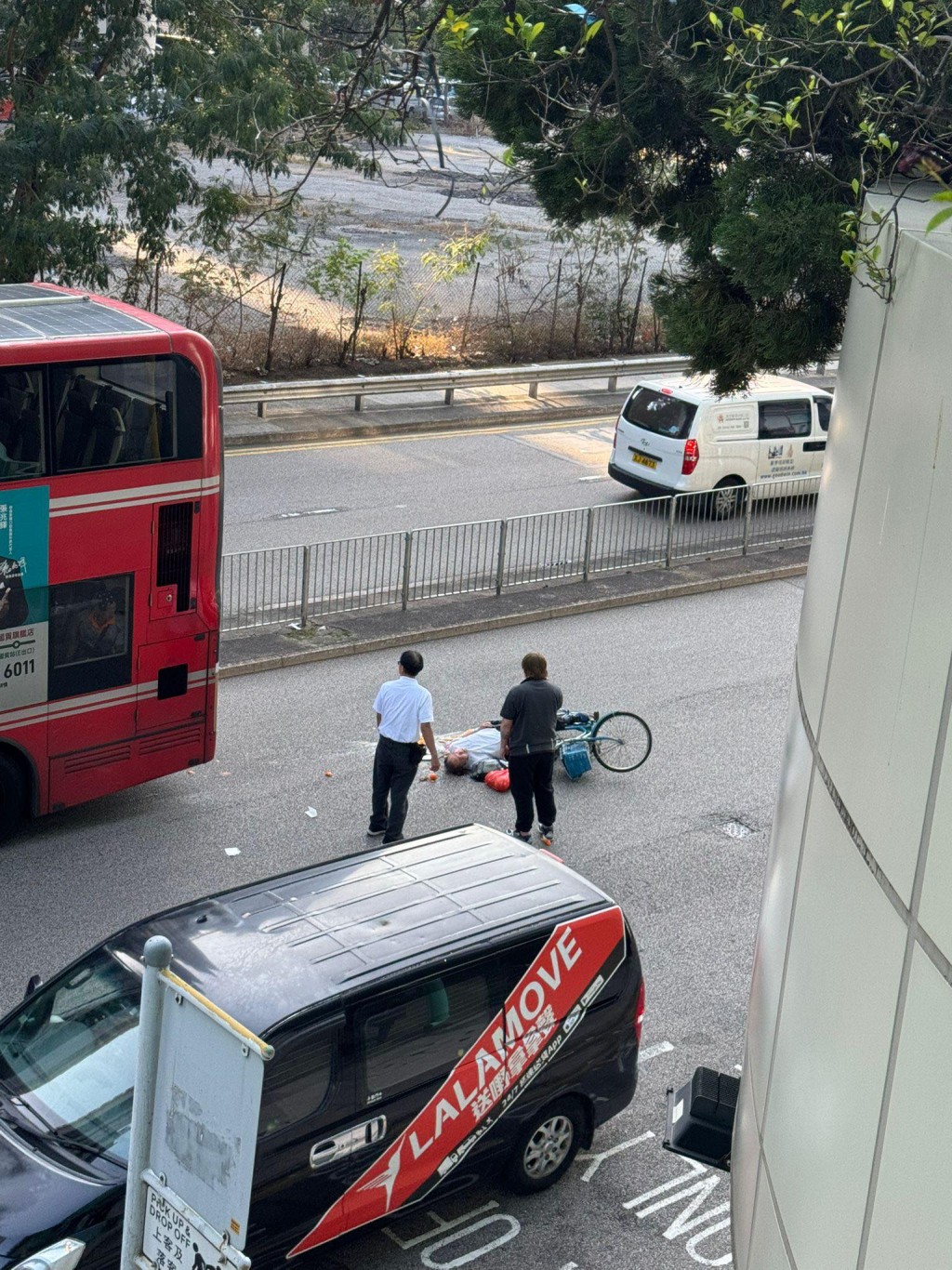 男子挨撞后人仰车翻,倒卧地上。网上图片 男子挨撞后人仰车翻,倒卧地上。网上图片