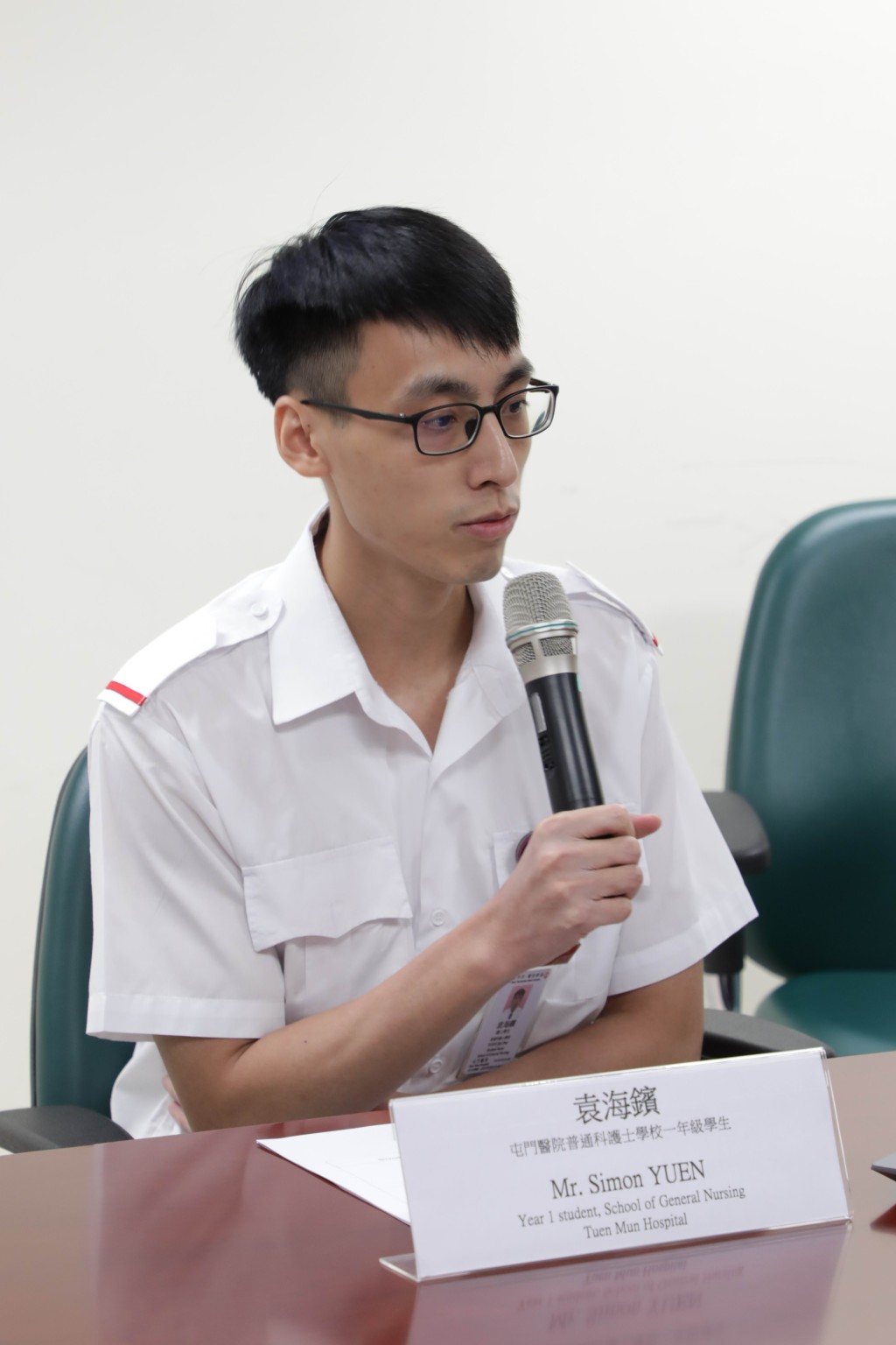 本身於懲教處工作、現年28歲的袁海鑌，現為屯門醫院普通科護士學校一年級生。