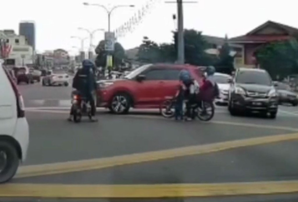 车Cam拍到小孩从汽车跌出马路，再被两车连环撞倒的惊险全过程。影片截图