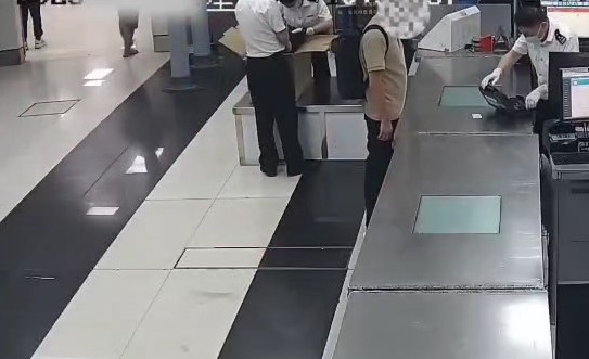 關員檢查男子隨身物品。海關發布 關員檢查男子隨身物品。海關發布