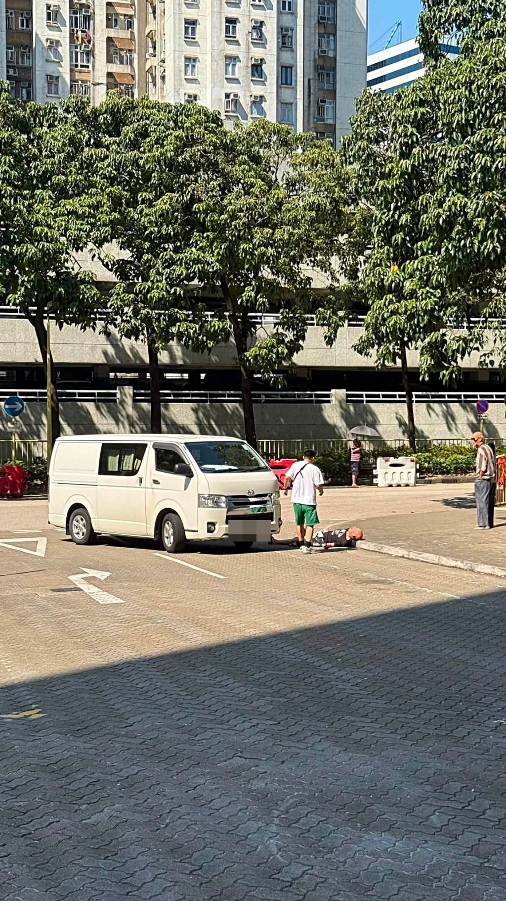 客貨車撞到老翁。網圖 客貨車撞到老翁。網圖