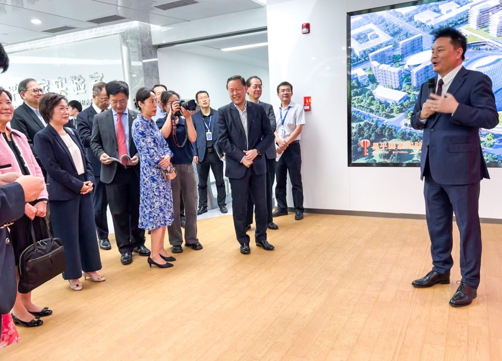 教育局局长蔡若莲率领香港高等院校代表团继续访问北京。  ​