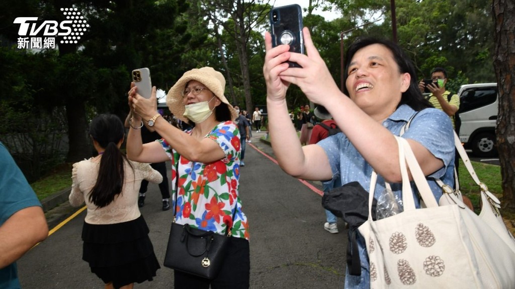 林青霞在步入會場途中，完全沒有任何畢業生在旁觀望跟隨，反而是許多媽媽等級的粉絲爭相拍照。