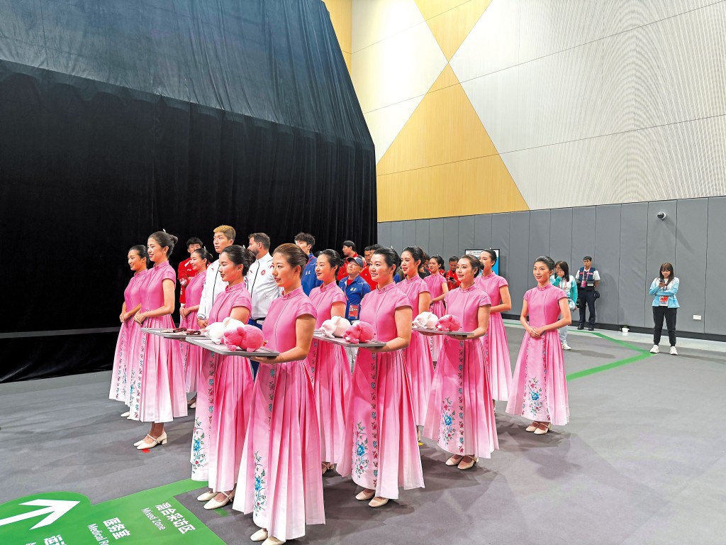 協助頒獎儀式的禮儀助理在典禮中展現最佳禮儀風範。