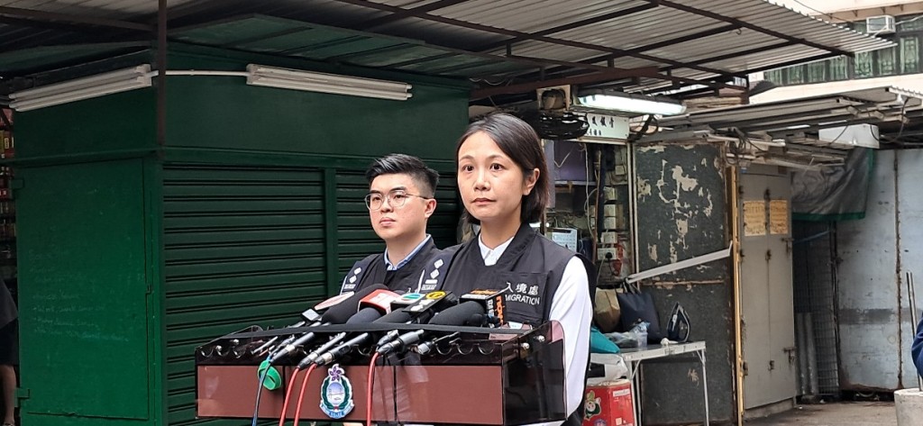 入境处特遣队副指挥官陆佩贤(图右)讲述行动详情。