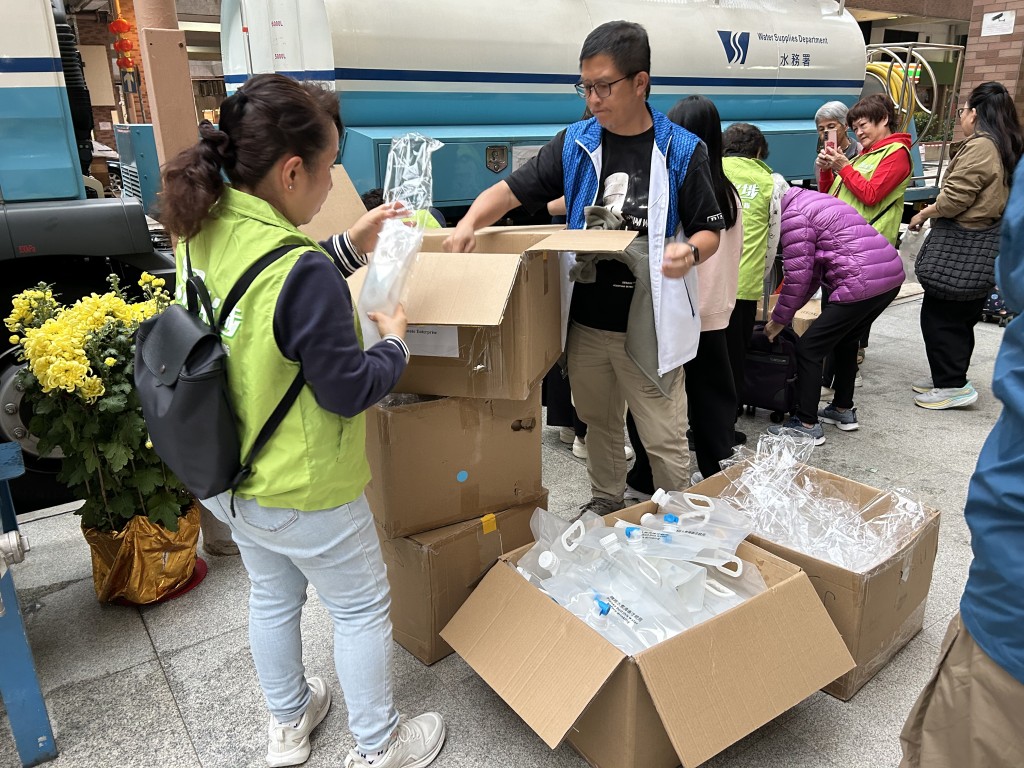 水務署向受影響居民派發水袋。曾志恒攝
