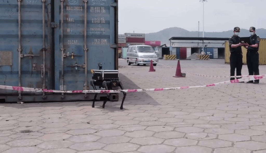 全國海關首個輻射探測「機械狗」,可遠程操縱。 全國海關首個輻射探測「機械狗」,可遠程操縱。