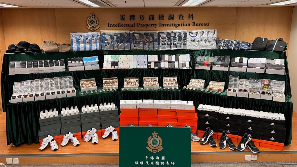 雙11|海關打擊轉口冒牌貨 拘一人截獲近億元貨 包括手機手錶波衫等
