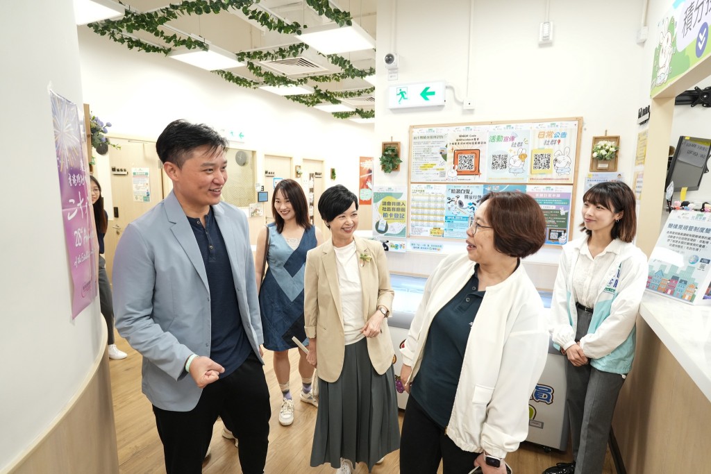 何永賢聯同鄭泳舜,向分間單位住戶簡介簡樸房規管制度。 何永賢聯同鄭泳舜,向分間單位住戶簡介簡樸房規管制度。