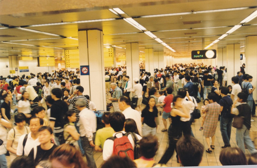 1998年7月5日、啟德機場運作最後一天、在離境大堂擠滿旅客。資料圖片 1998年7月5日、啟德機場運作最後一天、在離境大堂擠滿旅客。資料圖片