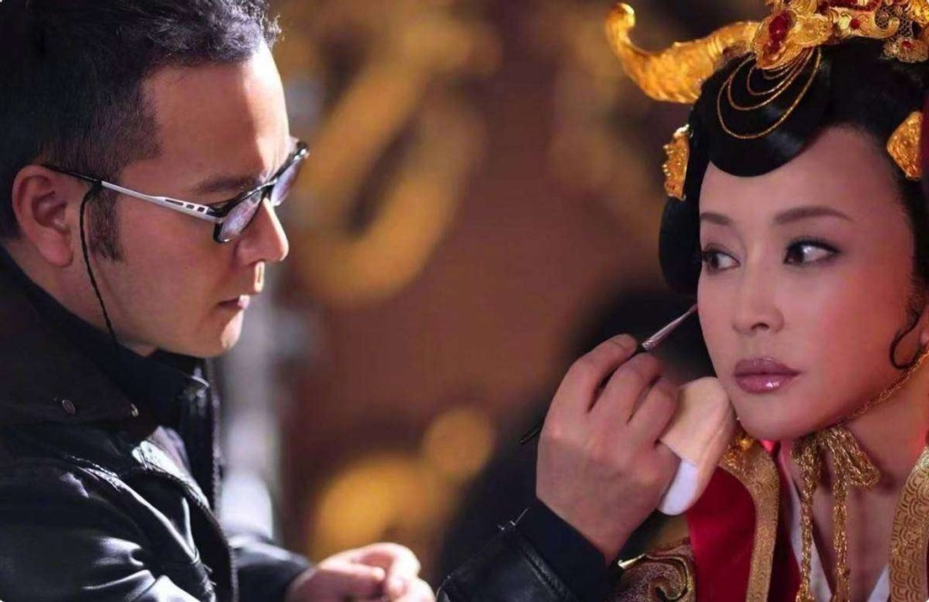 毛戈平是內地化妝師，憑藉1995年電視劇《武則天》為劉曉慶塑造妝容而一鳴驚人。