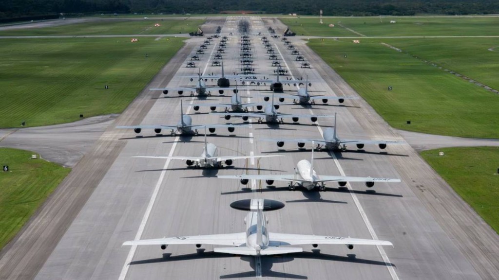美軍在日本沖繩的嘉手納空軍基地彈藥庫旁發生爆炸。路透社
