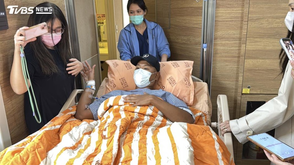黑人陳建州入院後首次露面，狀況良好。（TVBS新聞網提供圖片）