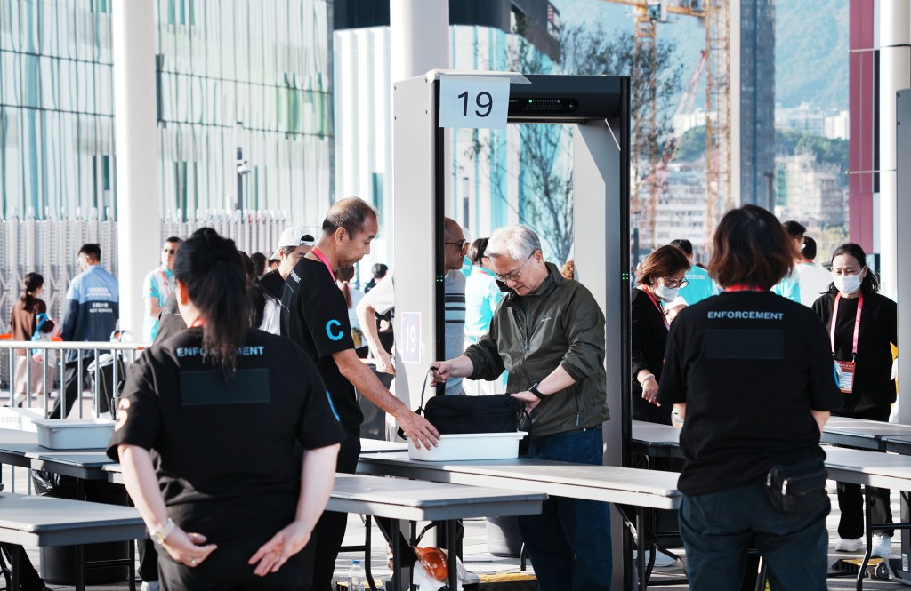 資訊系統部為警隊提供全天候技術支援,全力協助十五運會的安保工作順利進行。 資料圖片 資訊系統部為警隊提供全天候技術支援,全力協助十五運會的安保工作順利進行。 資料圖片